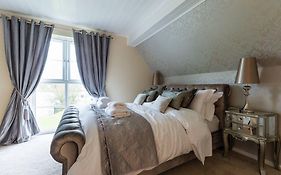 Luxury 3 Bed Home By The Lake